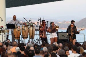 Los ritmos afrocubanos de Cimafunk y su banda deleitan en Santander