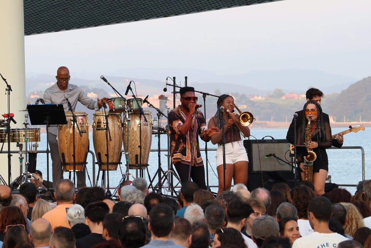 Los ritmos afrocubanos de Cimafunk y su banda deleitan en Santander