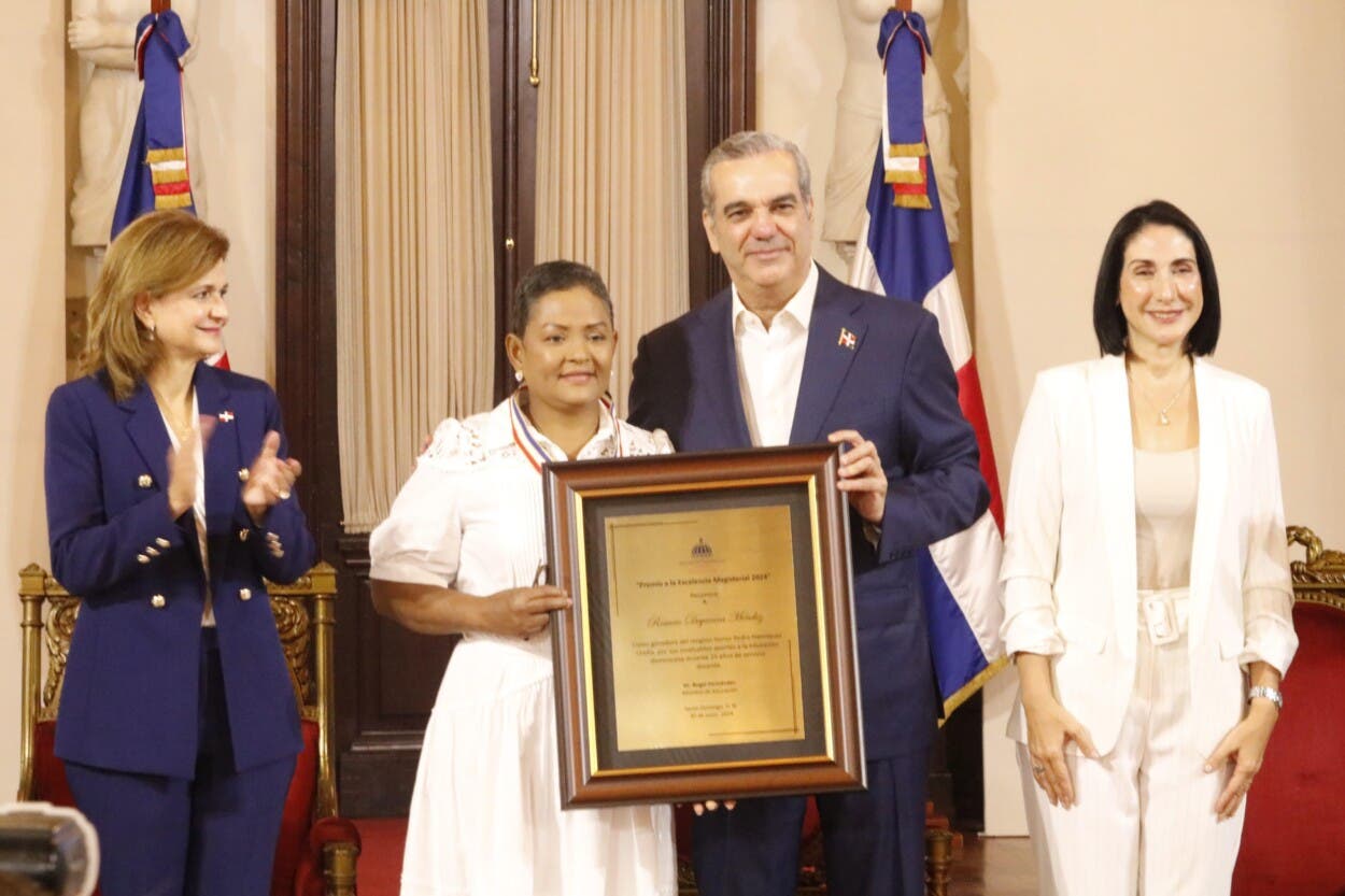 Maestra de la Regional 15 exaltada con mención de honor en Presidencia
