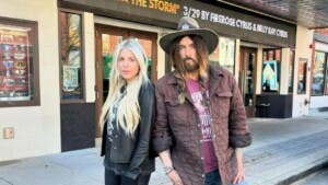 Ex pareja del padre de Miley Cyrus denuncia maltrato y humillaciones: “Es un hombre malo”