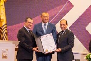 Senador Zorrilla recibe certificado como candidato electo