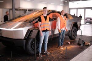 Activistas climáticos lanzan pintura a un Tesla Cybertruck en Alemania