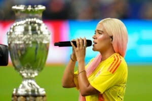 Entre críticas y halagos, así fueron las reacciones ante participación de Karol G en Copa América