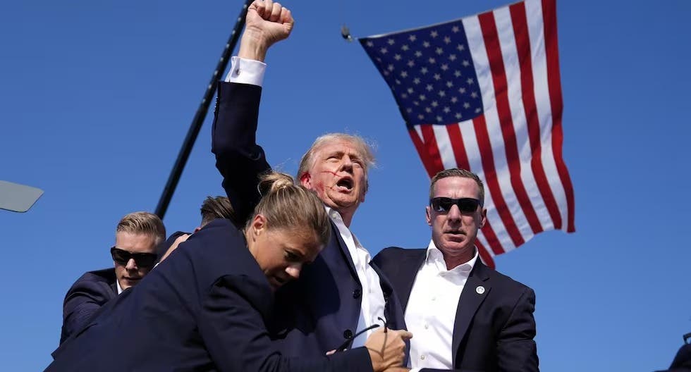 Estas fuentes destacaron que no existe ningún vínculo entre ese plan iraní y el intento de asesinato de Trump, ocurrido el sábado en un mitin en Butler (Pensilvania), cuando un hombre de 20 años disparó contra el expresidente, hiriéndolo en una oreja y matando a uno de los asistentes al acto.
