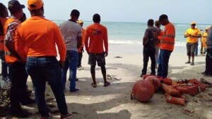 Naufraga embarcación en playa de Guayacanes; buscan afectados