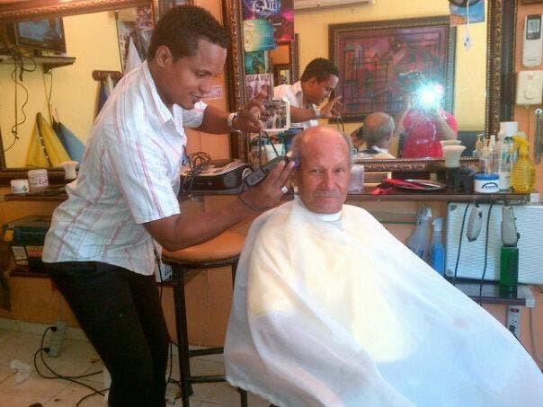 Arismendy Segura, recortando a uno de sus cliente
