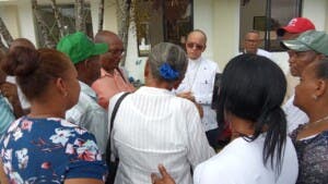 Campesinos de Nagua exigen arreglo de carretera