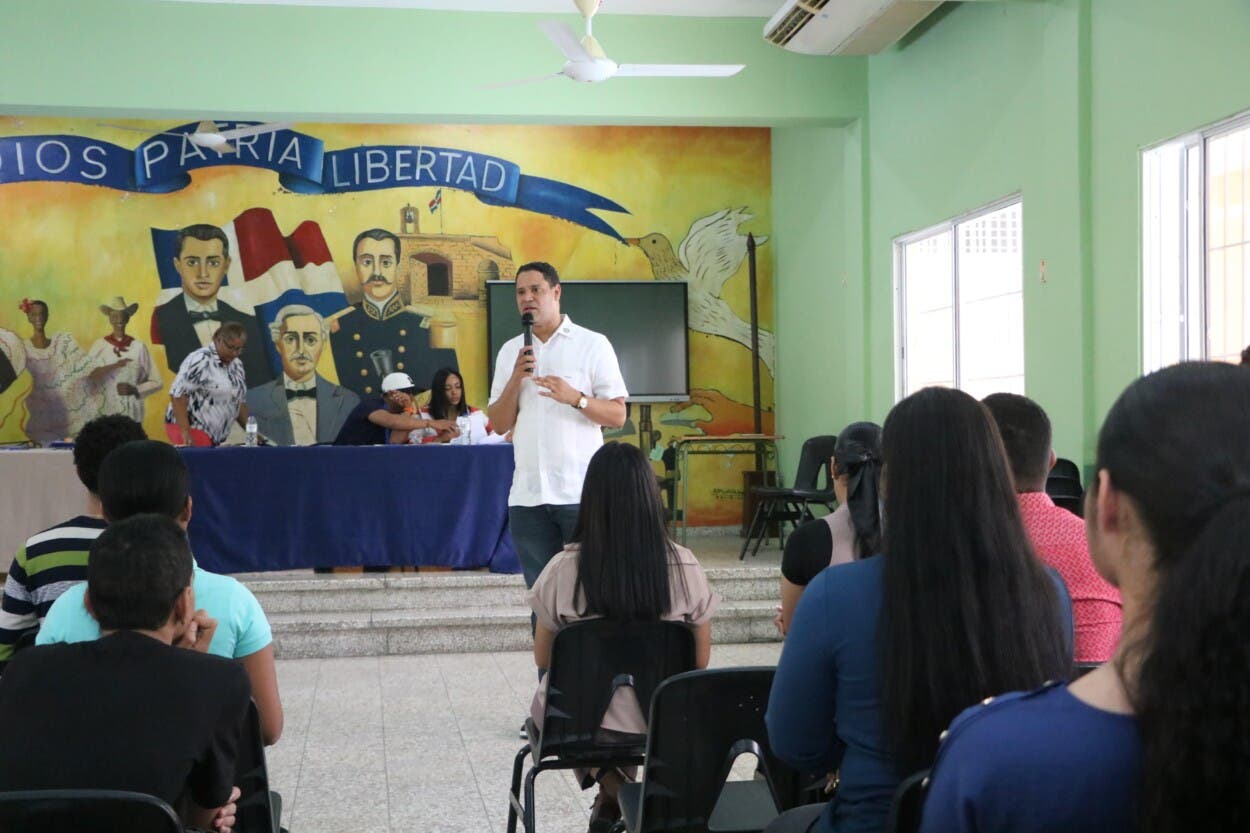 Educación impulsa proyecto de apoyo al primer empleo en la Regional 15