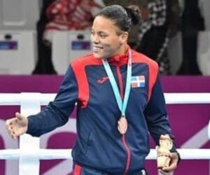 María Moronta con puños para medalla             