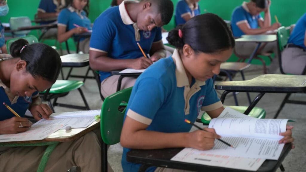 74 % de estudiantes pasan primera convocatoria de Pruebas Nacionales 2024