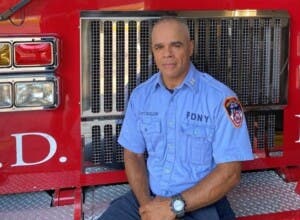 Dominicano capitán de Bomberos revive persona tras accidente en El Bronx