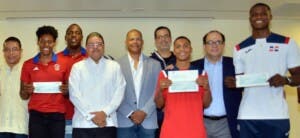 Camacho se despide entregando incentivos