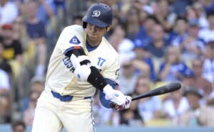 El protector de mano de  Ohtani, le da equilibrio vanguardista; Mookie Betts usa uno más liviano   