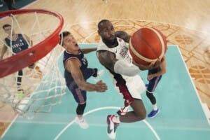 Estados Unidos sufre pero jugará la final de baloncesto olímpico contra Francia
