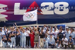 La bandera olímpica aterriza en Los Ángeles: cuenta atrás para los JJ.OO. de 2028