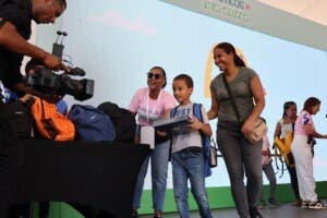 Miles entregan plásticos a cambio de útiles escolares