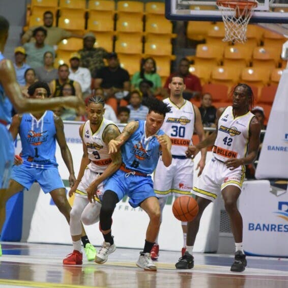 Titanes asfixian con su defensa a los Metros