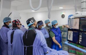 Implantan prótesis cardiovascular por primera vez en RD