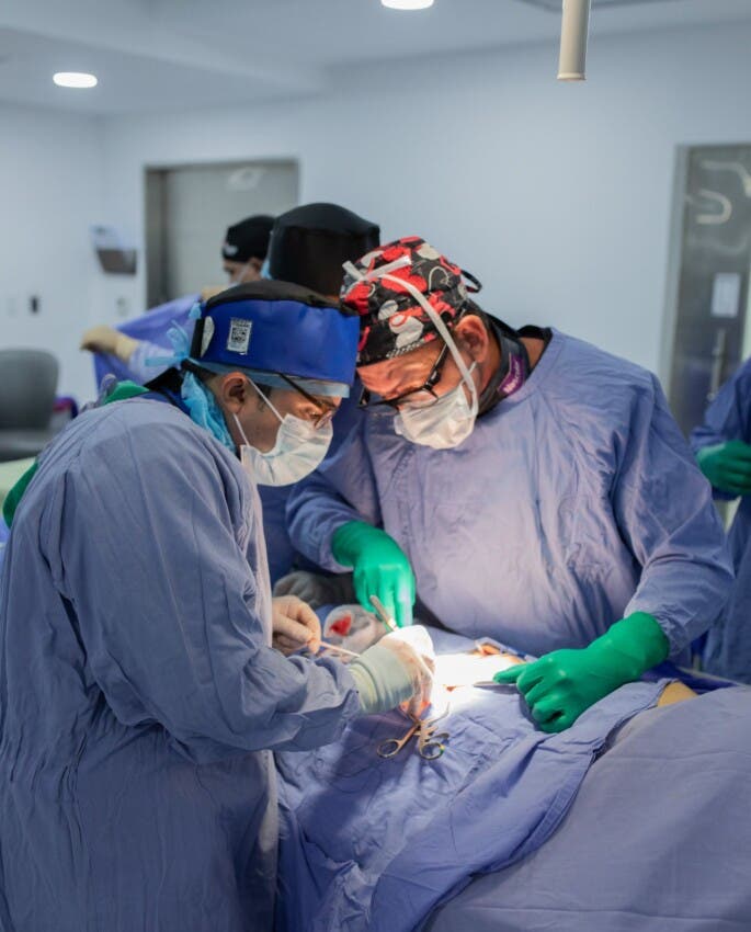Implantan prótesis cardiovascular por primera vez en RD