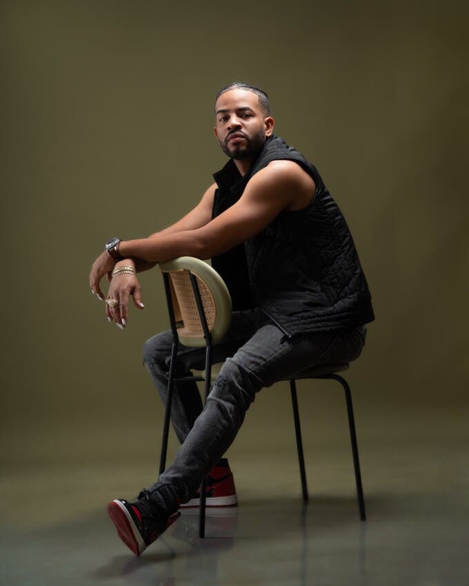Is Bragad, nueva promesa de la música urbana, presenta su primer sencillo «Que que que»