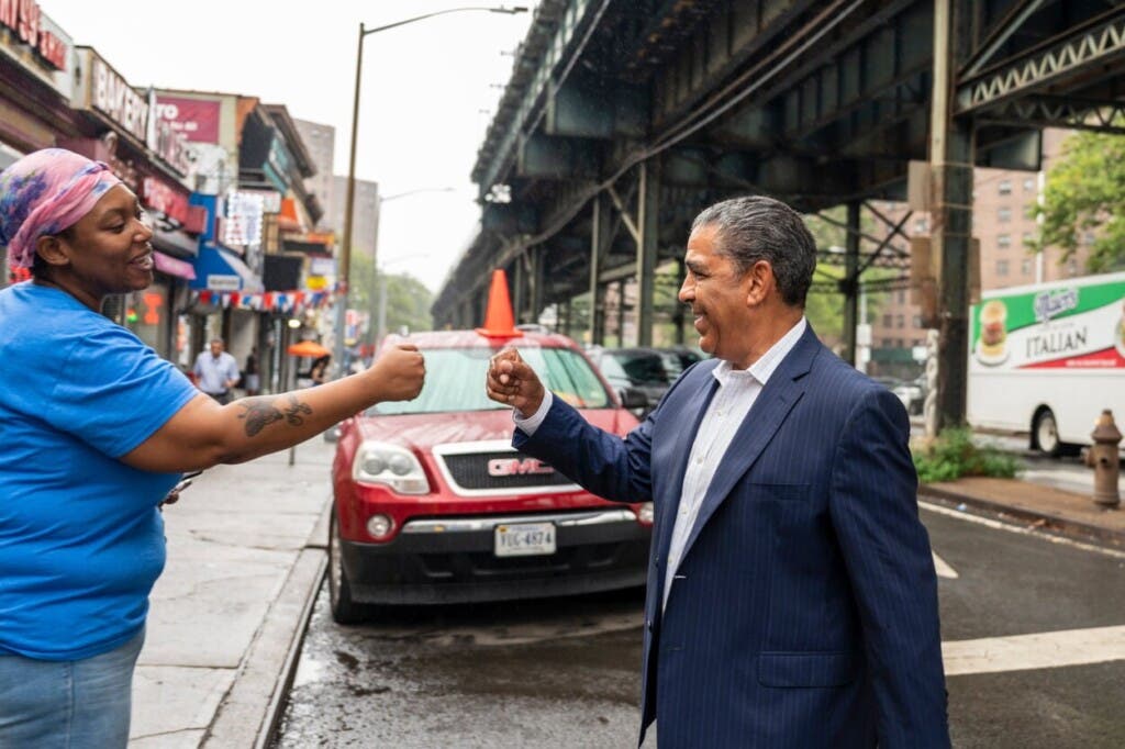 Dominicanos apoyan ayuda de Espaillat a residentes distrito NY-13