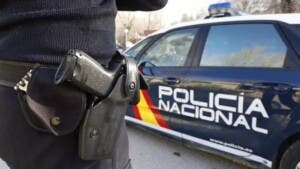 Apresan hombre en España por maltratar y mantener a su pareja atada a la cama durante un mes