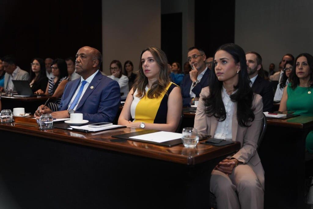 Encabeza taller para acceder a fondos de mercados de carbono para transición energética