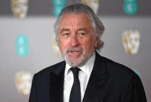 De Niro celebra su 81 cumpleaños lanzándose al mar desde un yate a 9 metros de altura