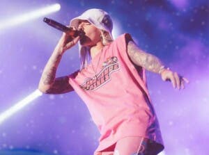 Young Miko procesa el impacto de la fama desde los escenarios con su tour ‘XOXO’