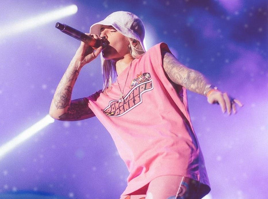 Young Miko procesa el impacto de la fama desde los escenarios con su tour ‘XOXO’
