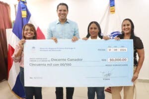 Docentes reciben RD$50 mil de bonificación por logros en alfabetización
