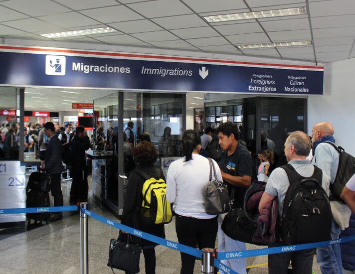 Detienen a 2 dominicanos con pasaportes falsos en Paraguay