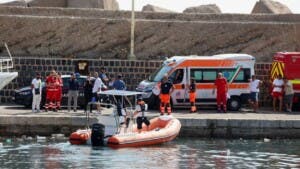 Un muerto y 6 desaparecidos tras naufragio de velero en Sicilia