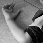 Fallece niña de 5 años tras madre lanzarse de un 4to piso con ella en Villa Mella