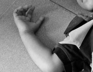 Fallece niña de 5 años tras madre lanzarse de un 4to piso con ella en Villa Mella