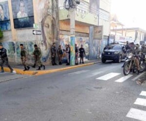Policías y militares desplegados en Salcedo ante llamado a huelga