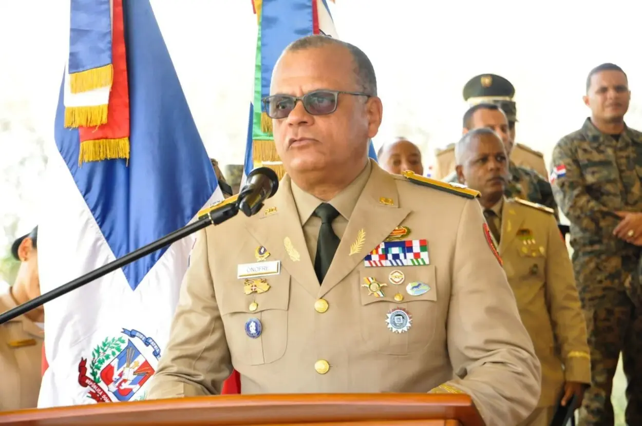 Defensa prohíbe a militares asistir a discotecas y hablar sin autorización