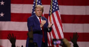 Trump realiza mitin tras sufrir atentado; colocan cristales antibalas