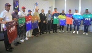 Comisionado de Béisbol y la LBU entregan uniformes deportivos
