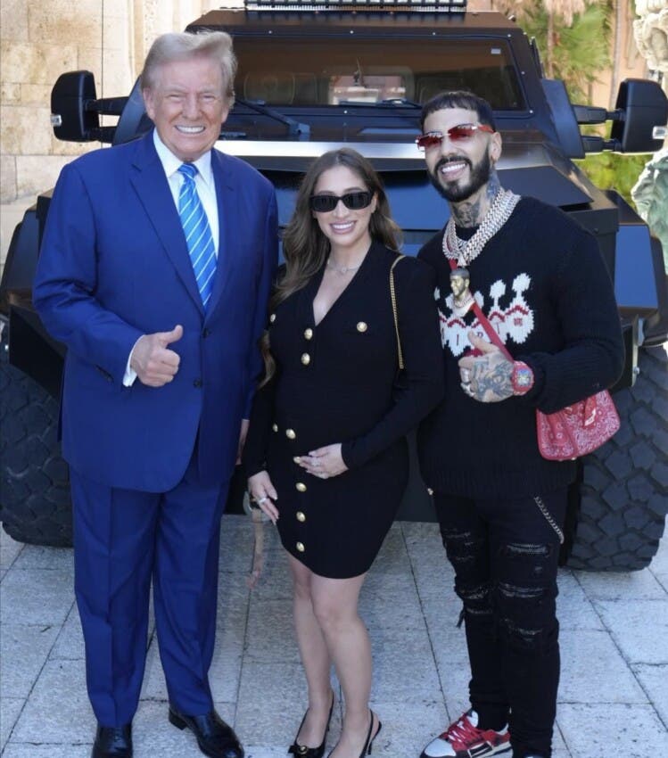 Anuel AA visita a Trump en su casa y llama de nuevo a votar por él