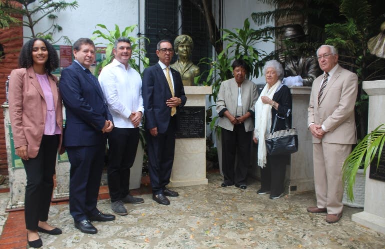 Develan busto de Idelisa Bonelly