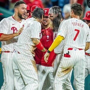 Filis dejan Bravos en terreno con hit de Castellanos