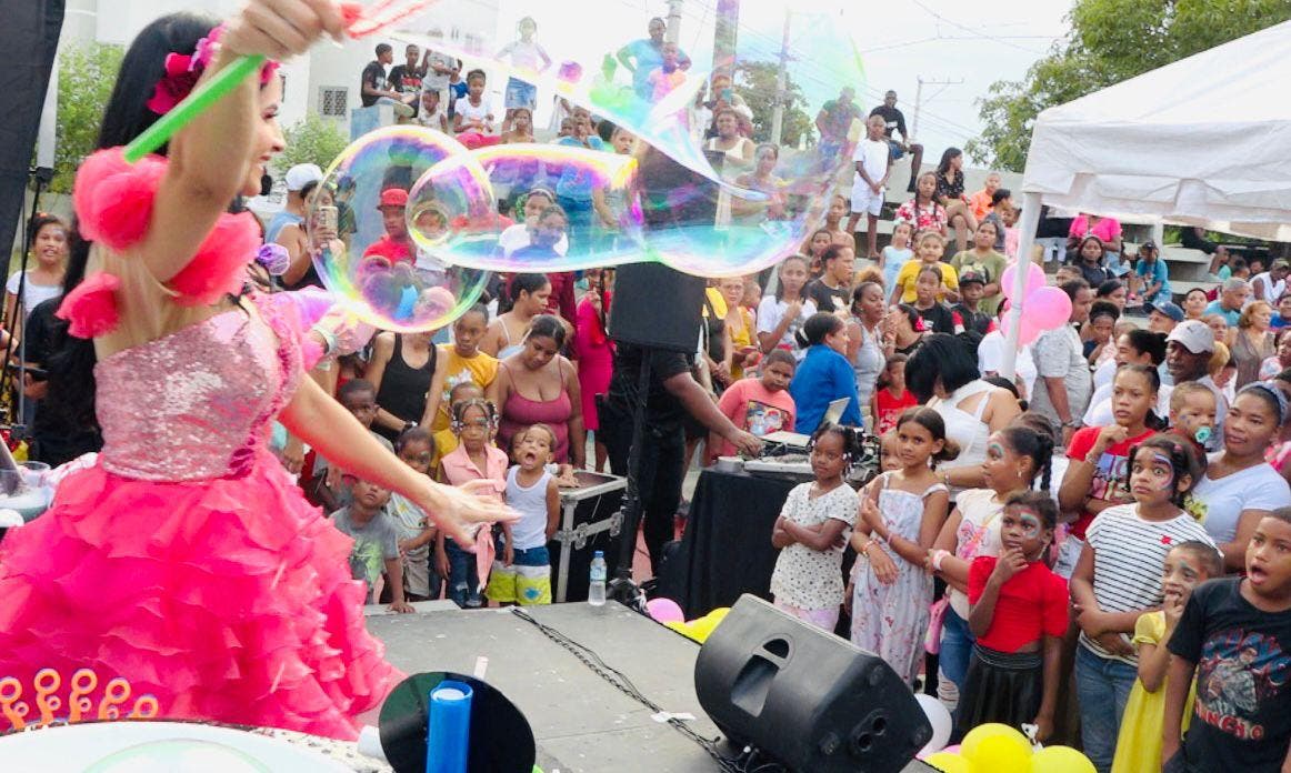 Alcaldía entrega escolares a niño de familias escasos recursos DN
