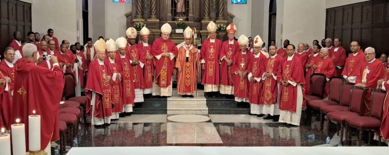 Nuncio posesiona al arzobispo de Santiago