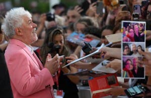 Almodóvar, la “sensación de la Mostra”, con 17 minutos de aplausos para su filme en inglés