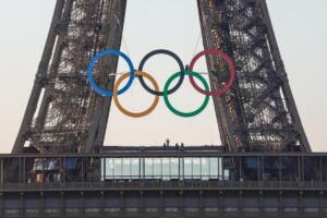 Ministra de Cultura pide consultas antes de dejar los anillos olímpicos en la torre Eiffel