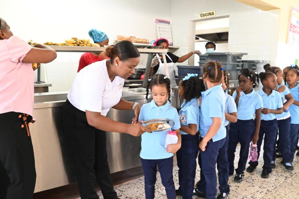 INABIE dice que la distribución de guineos maduros en el almuerzo de forma universal en los centros de Jornada Escolar Extendida logra gran aceptación en los beneficiarios