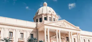 Abinader emite decretos con nuevas designaciones; hay cónsules y embajadores