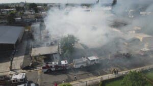 Sofocan incendio afecta fábrica de tabaco en Moca
