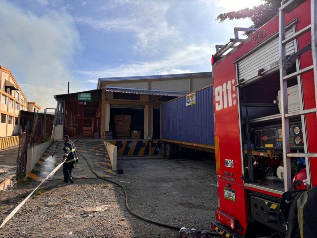 Sofocan incendio afecta fábrica de tabaco en Moca